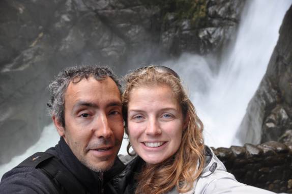 Pailón del Diablo, uma violenta cachoeira que cai num estreiro canyon próximo de Baños, no Equador